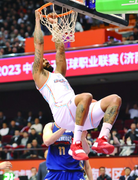 对阵新疆,吉伦沃特空砍31分难救主 记者 王晓峰 摄